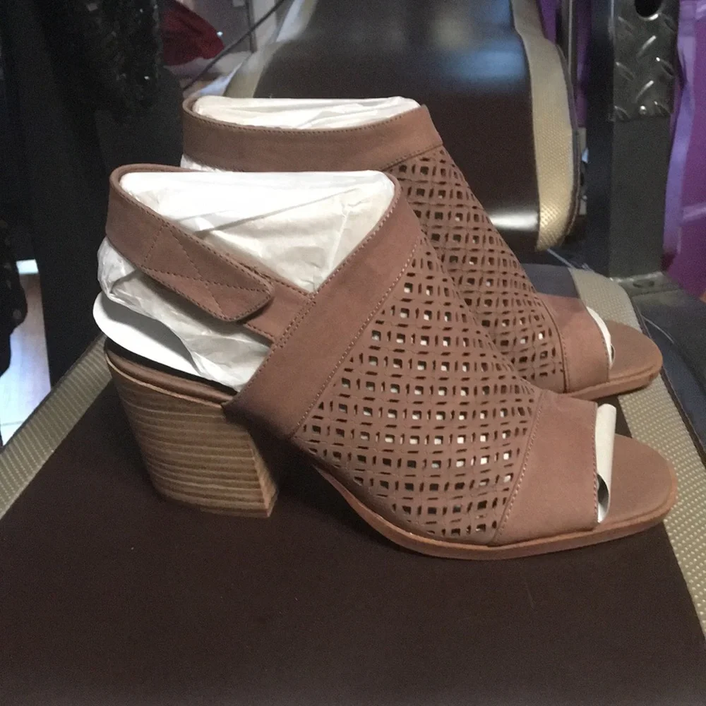 Vince Camuto leather heels - Picture 3 of 3